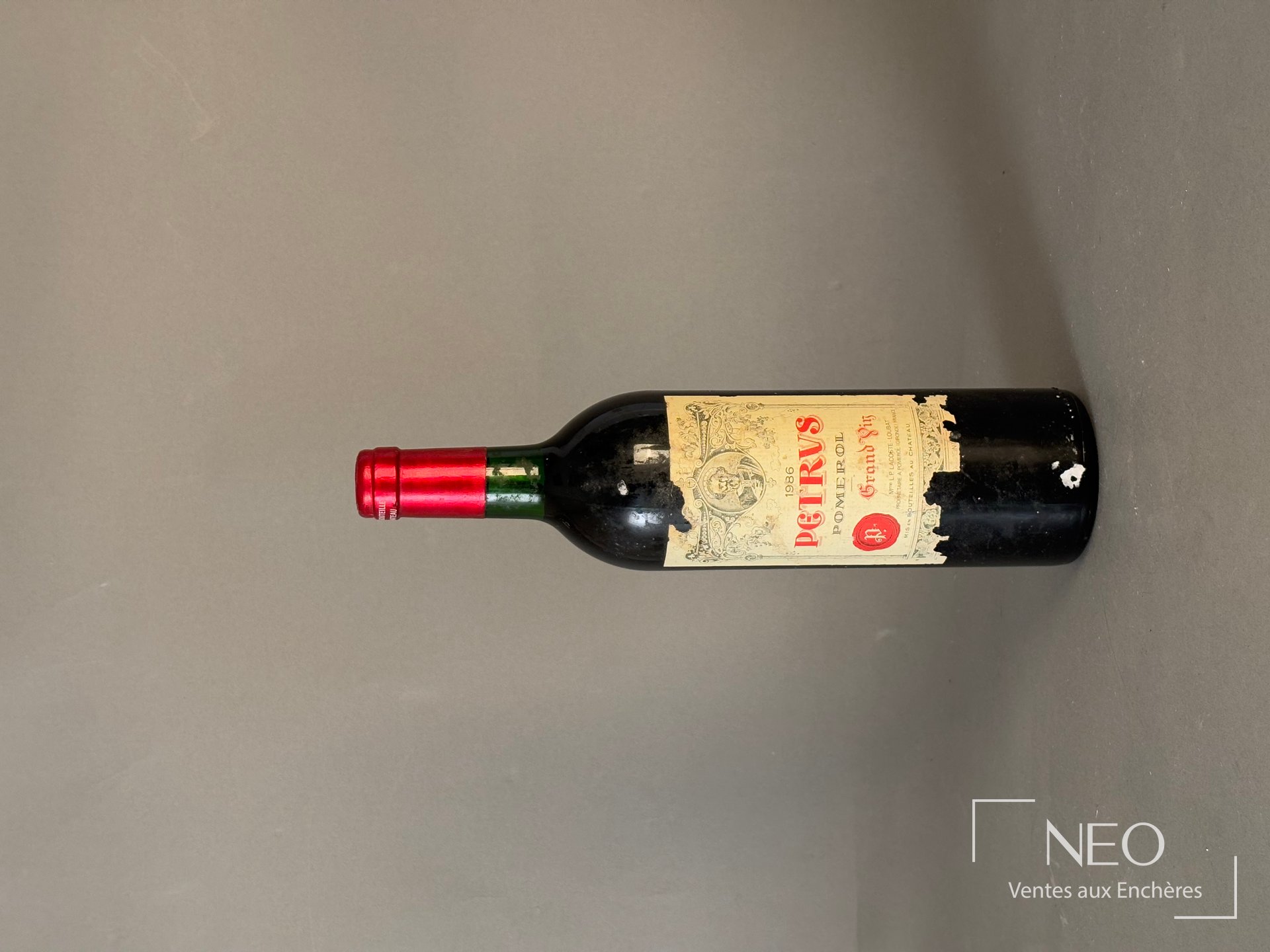 Petrus Pomerol 1986, bouteille de vin rouge