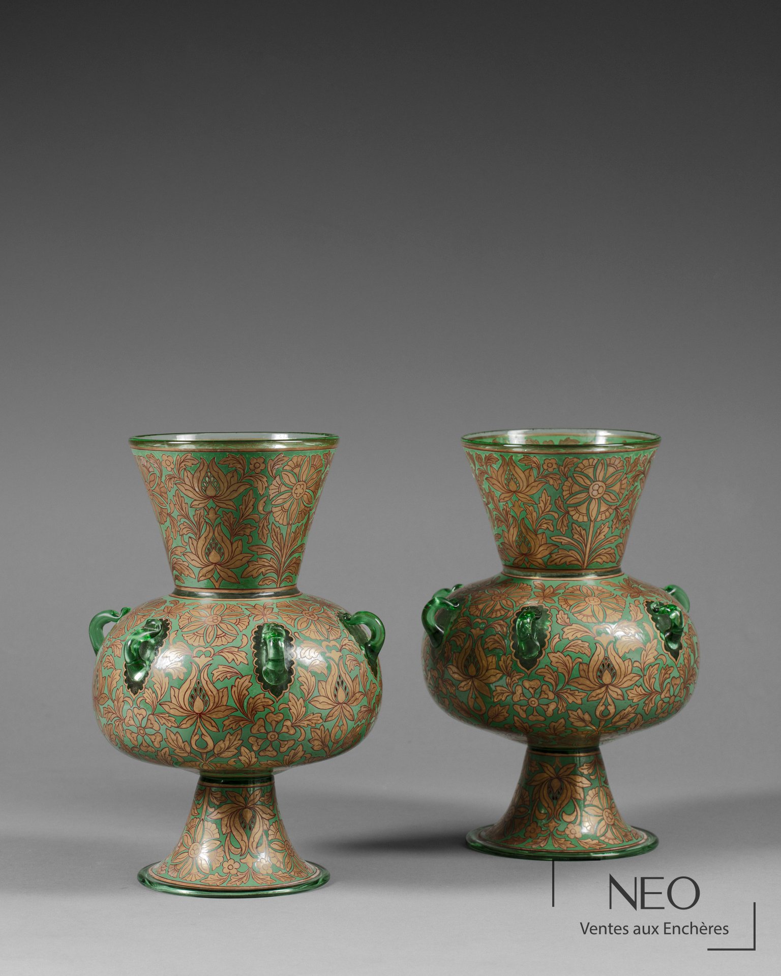 Paire de lampes de mosquée en verre vert décorées de motifs floraux dorés