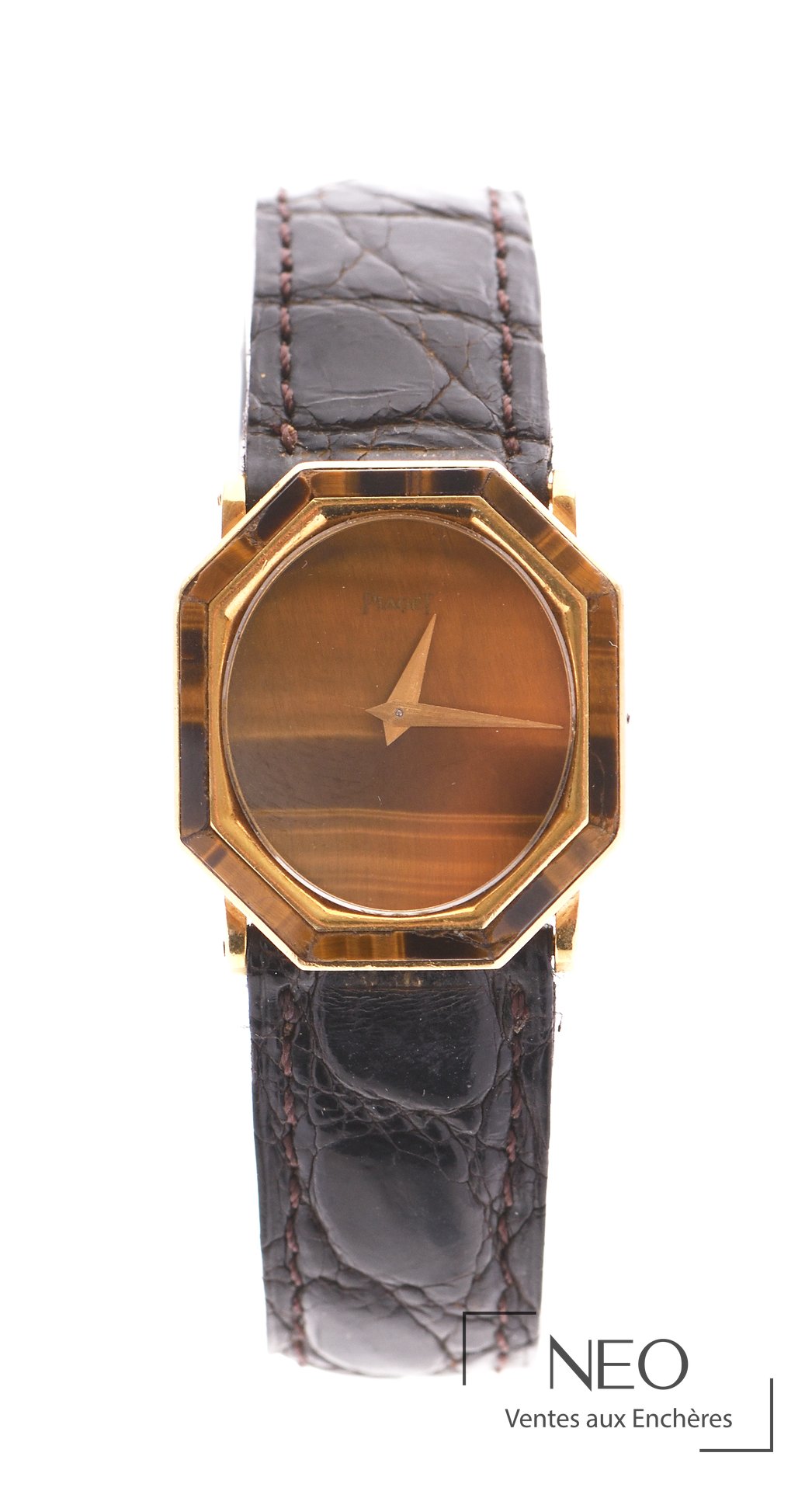 Montre bracelet Piaget en or jaune avec cadran œil-de-tigre et bracelet en cuir noir.