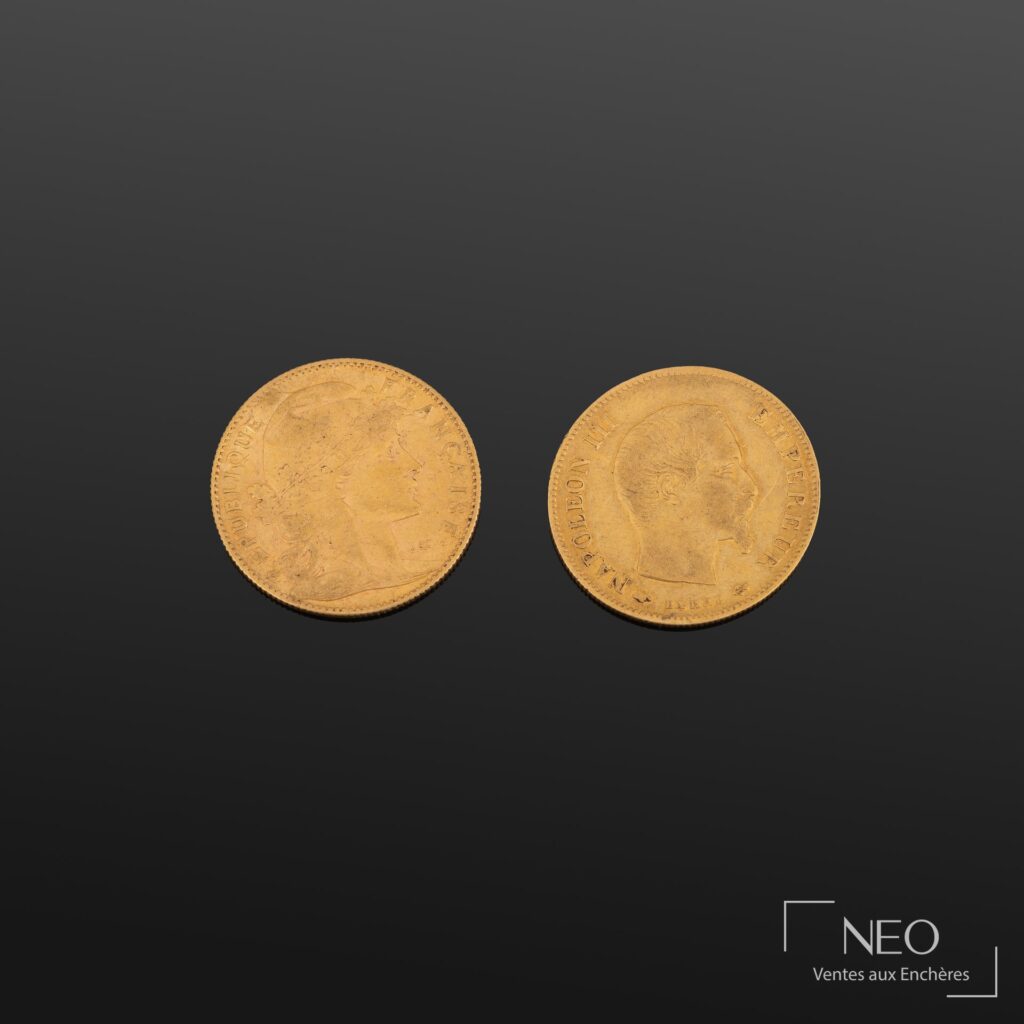 Deux pièces de 10 francs or montrant les profils de Napoléon III et de Marianne.