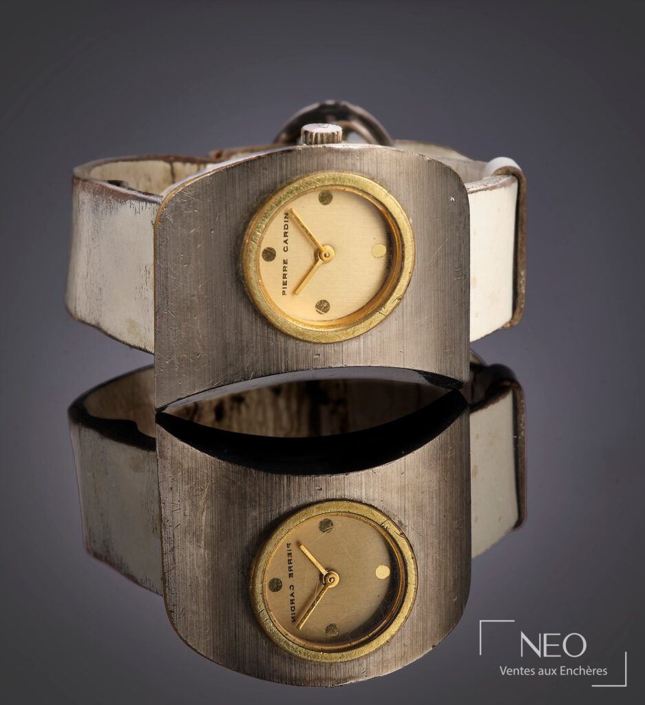 Montre-bracelet Pierre Cardin par Jaeger vue de face avec cadran signé et lunette dorée