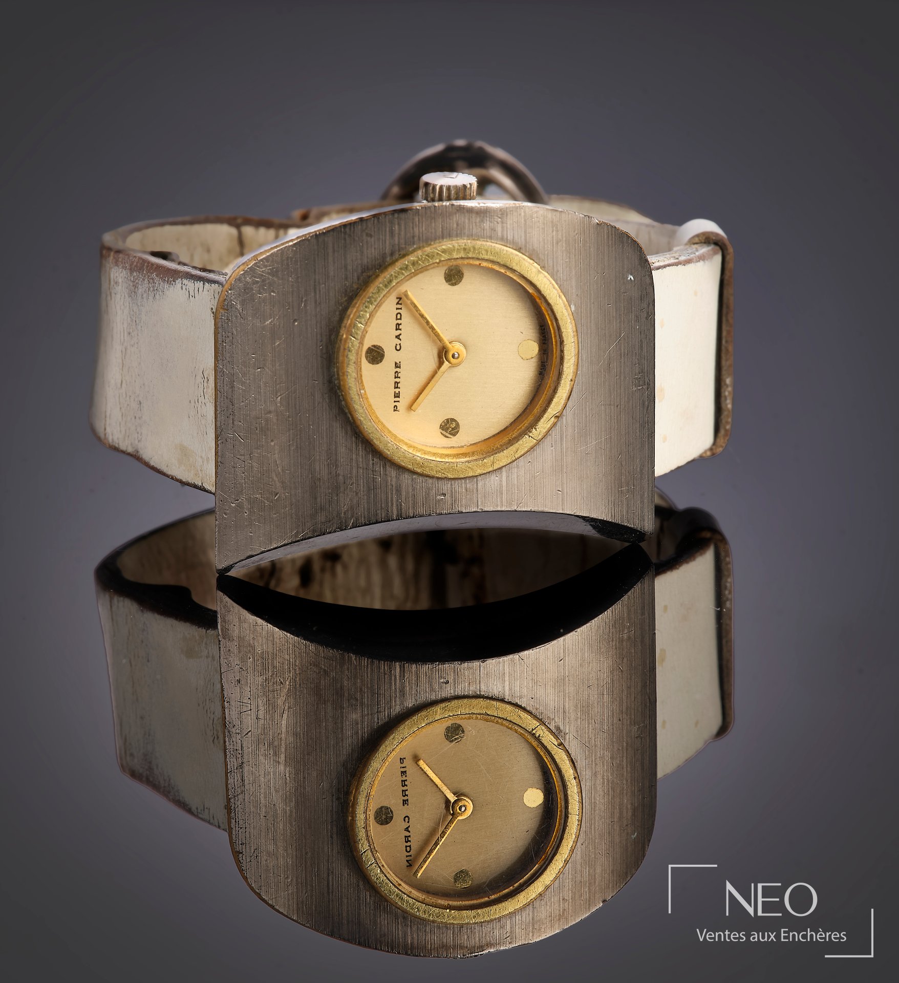 Montre-bracelet Pierre Cardin par Jaeger vue de face avec cadran signé et lunette dorée
