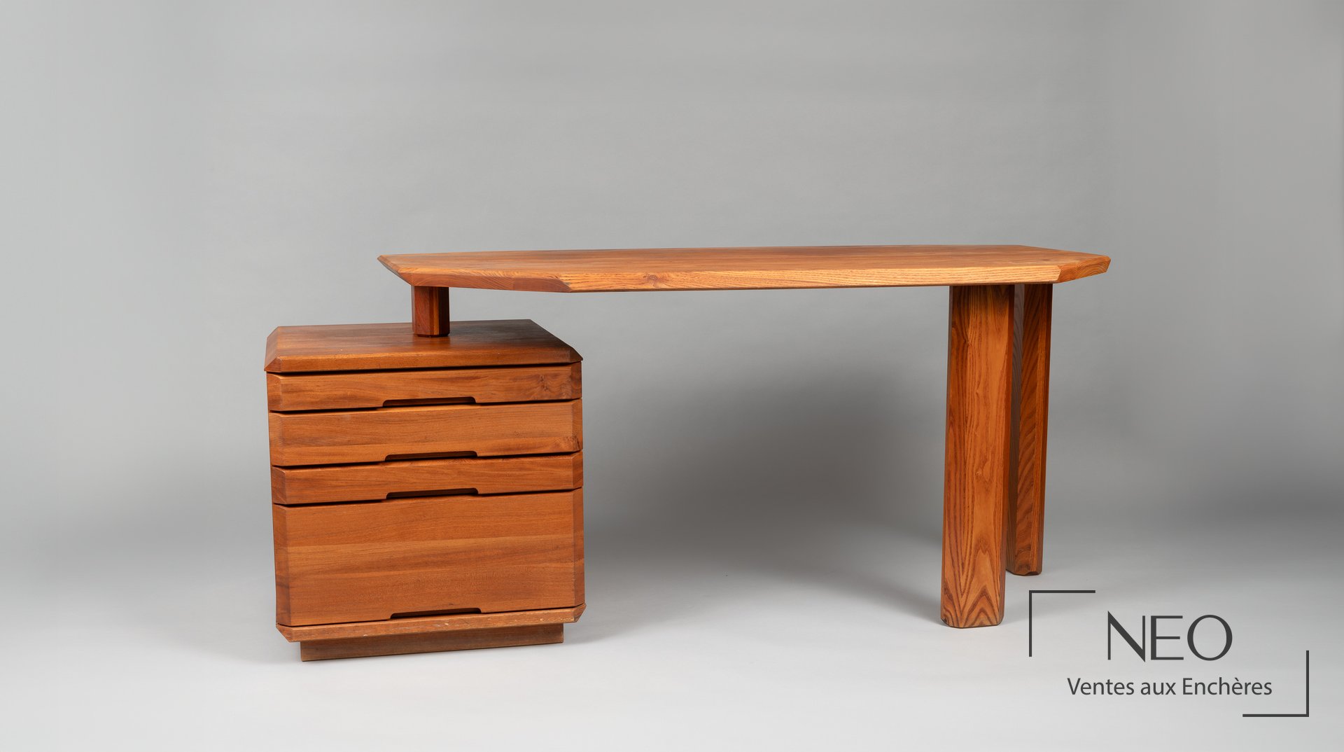 Bureau en orme de Pierre Chapo vu de face