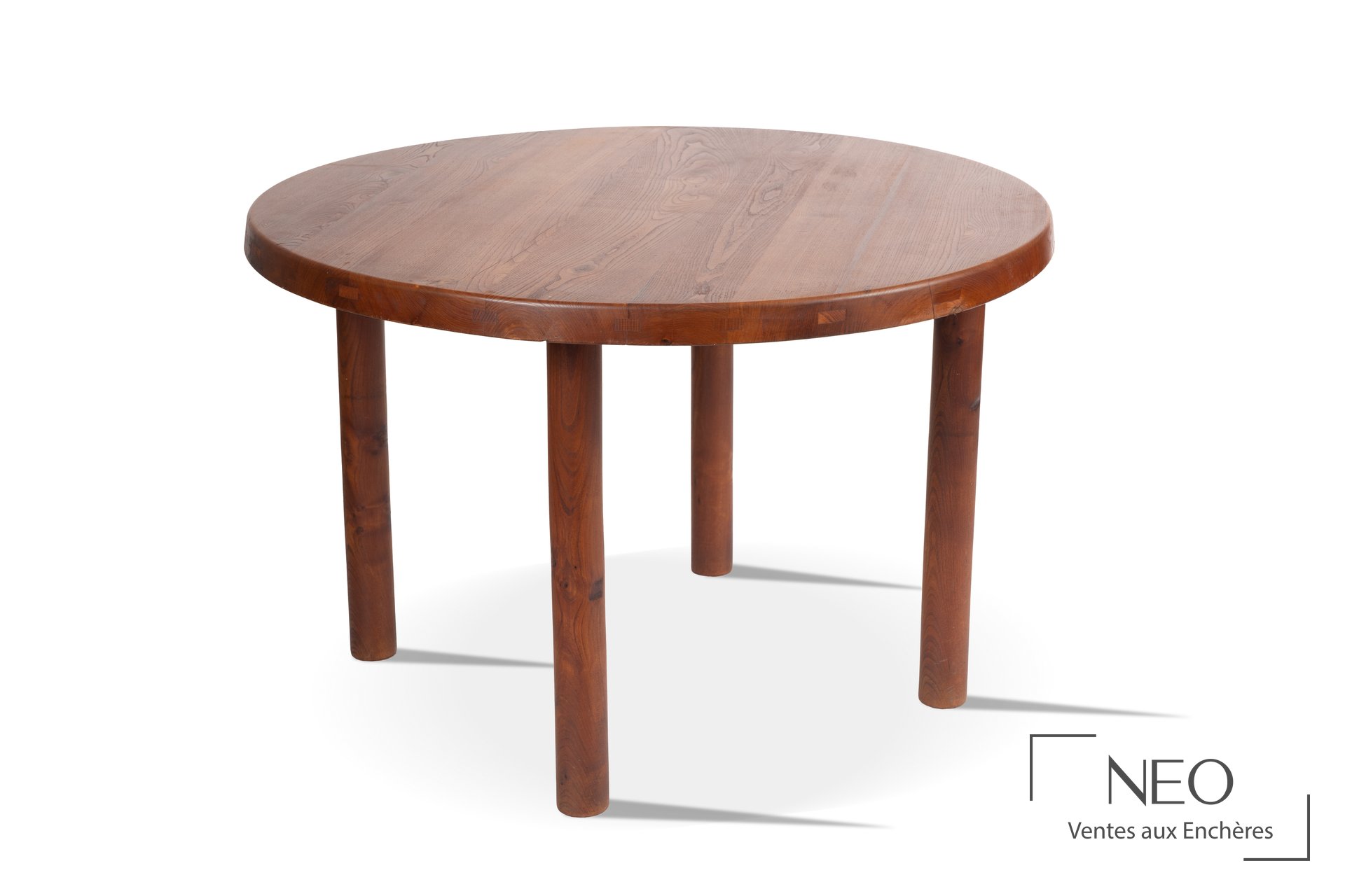 Table ronde en orme à quatre pieds cylindriques vue de trois quarts