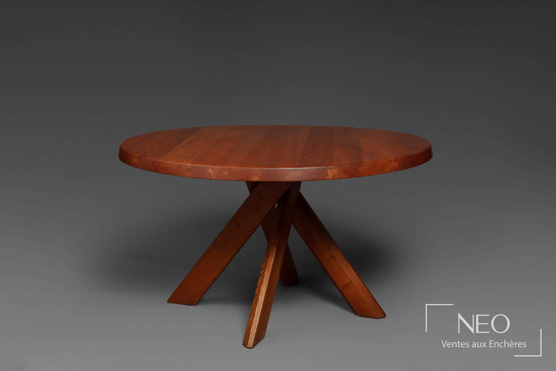 Table ronde en orme massif de Pierre Chapo avec base à quatre pieds en faisceaux