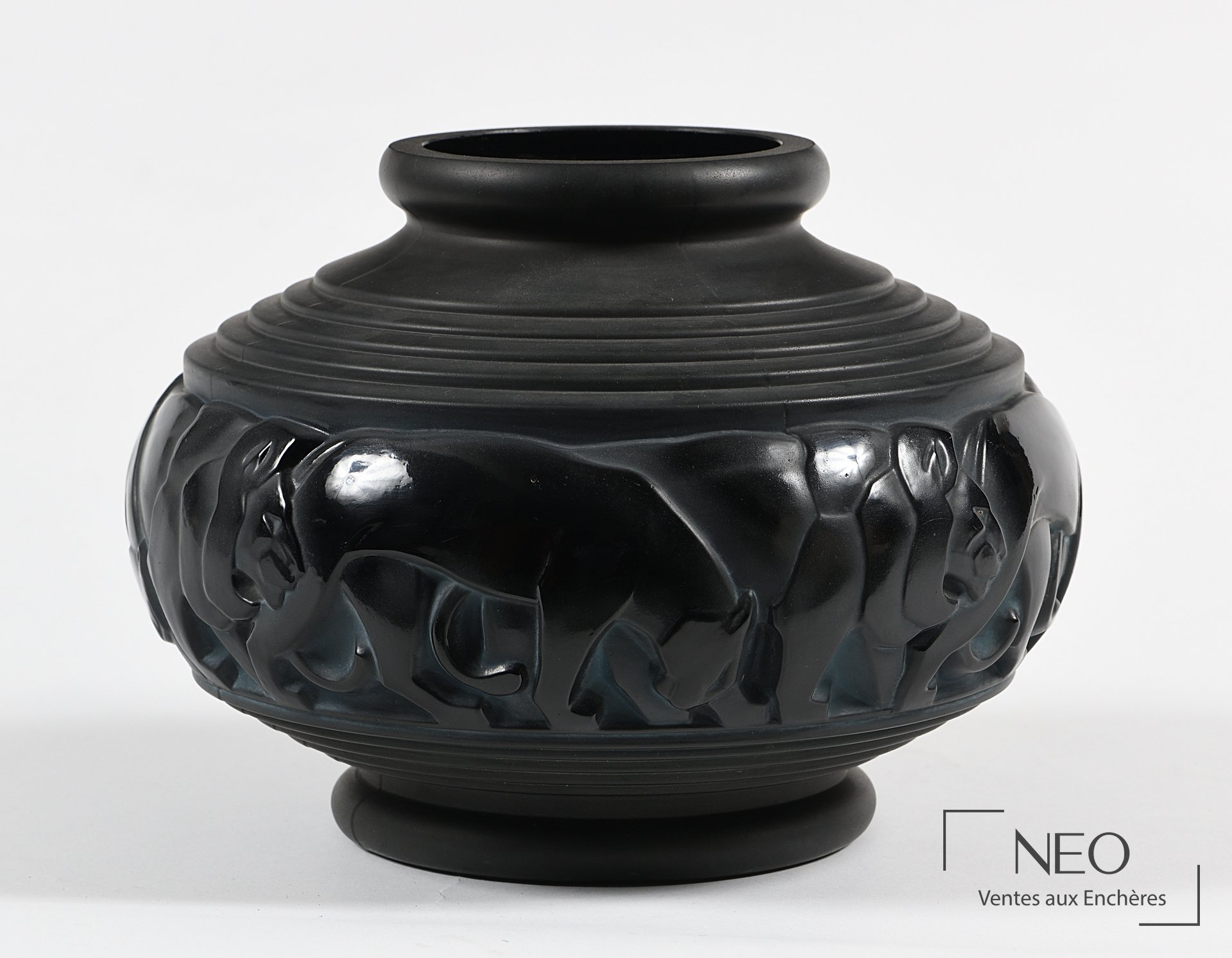 Vase ovoïde en verre noir