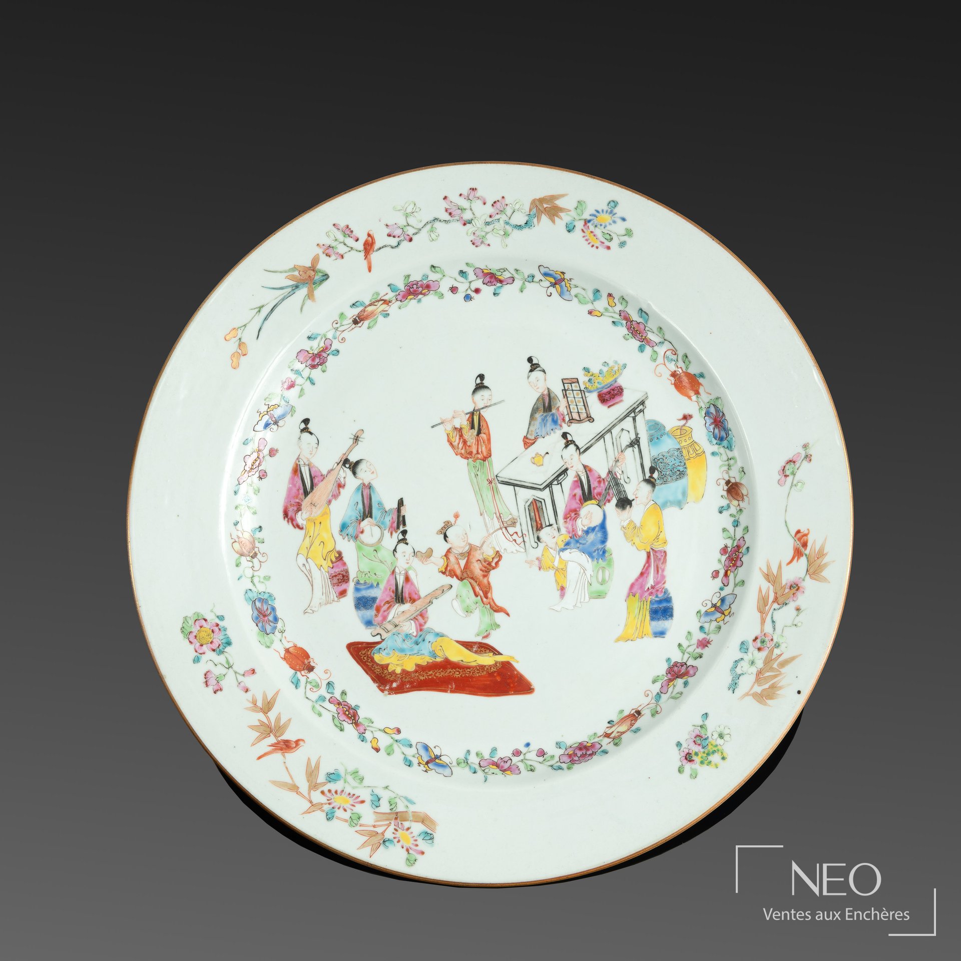 Plat chinois en porcelaine famille rose décoré de musiciens et d'enfants