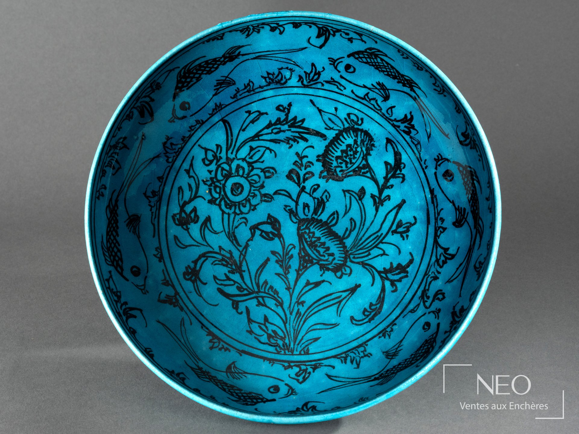 Plat circulaire perse du XIXe siècle en faïence émaillée bleue