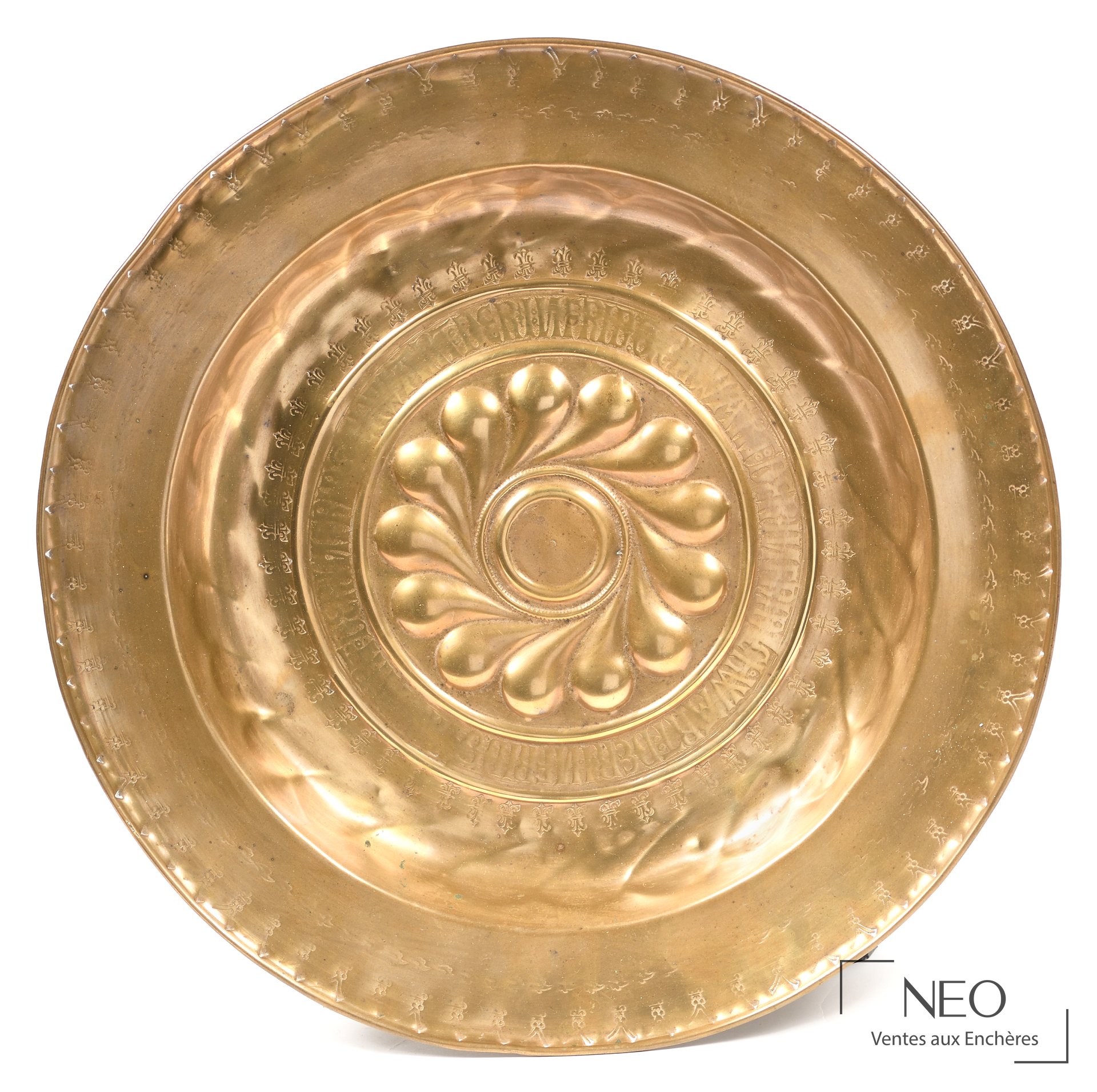 Plat de quête en laiton repoussé, Allemagne du sud, Nuremberg, XVIe siècle
