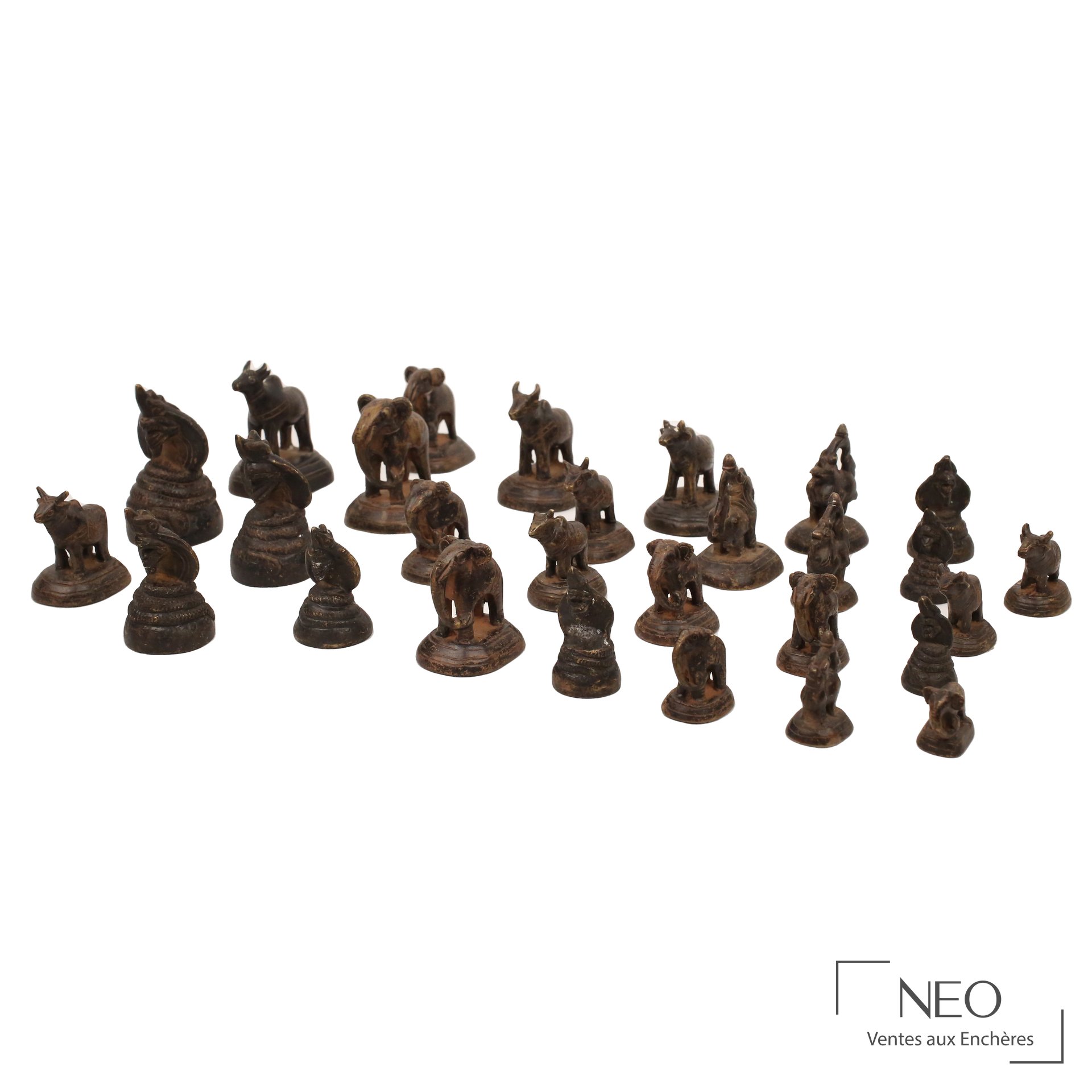 Ensemble de 28 poids à opium en bronze figurant des animaux zoomorphes