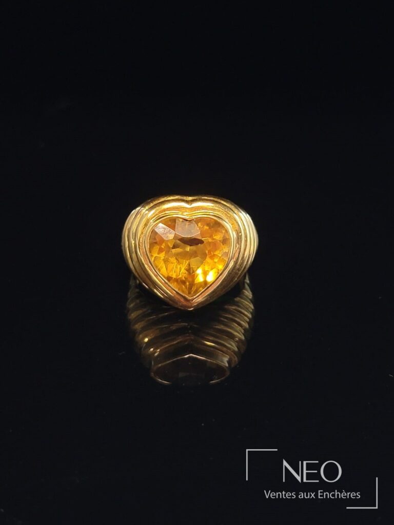 Bague dôme en or jaune avec citrine en forme de coeur