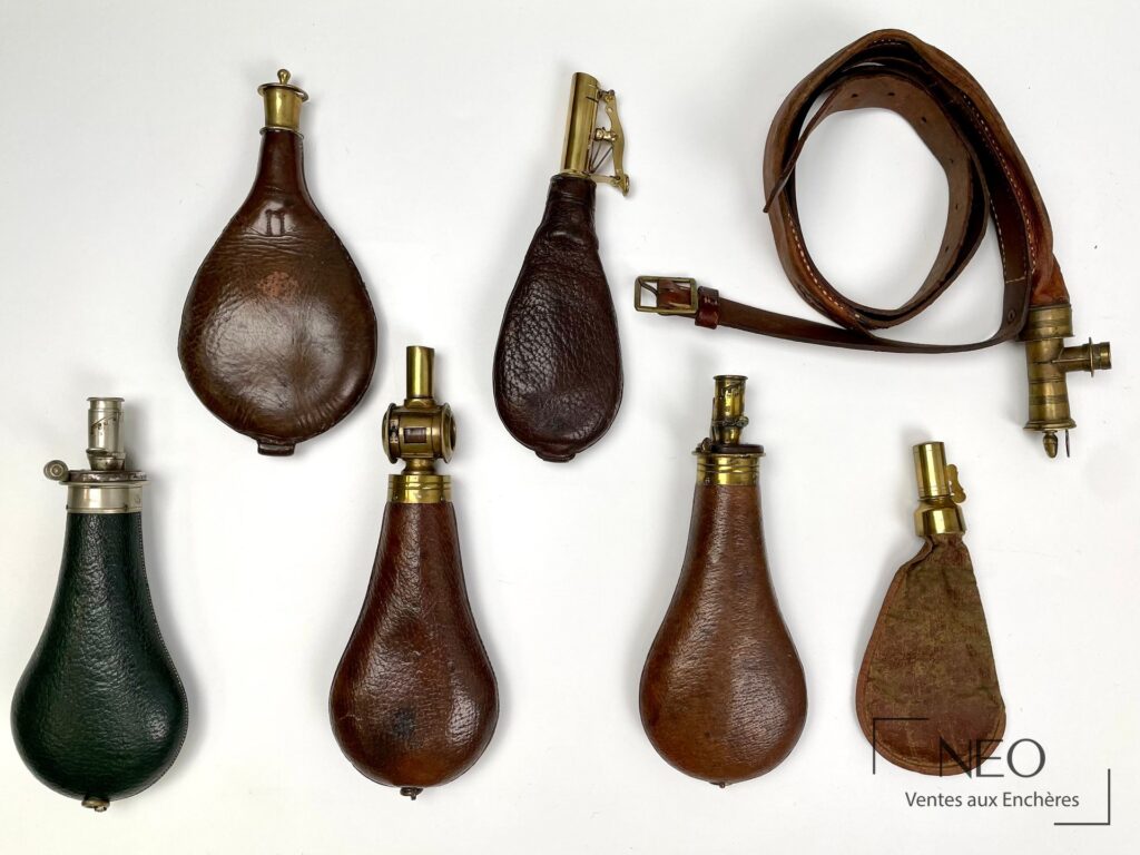 Ensemble de six poires à poudre et réserves à plomb en cuir et métal