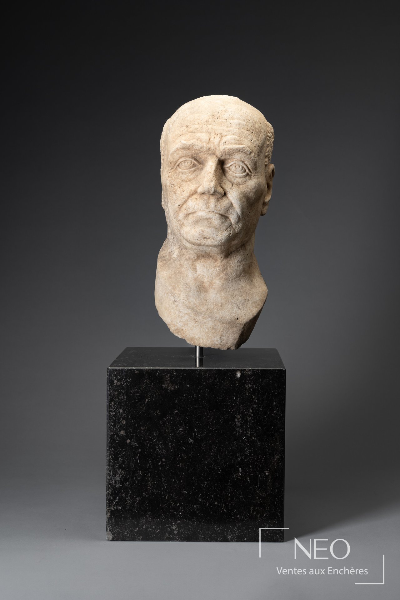 Buste d’homme en marbre vu de face
