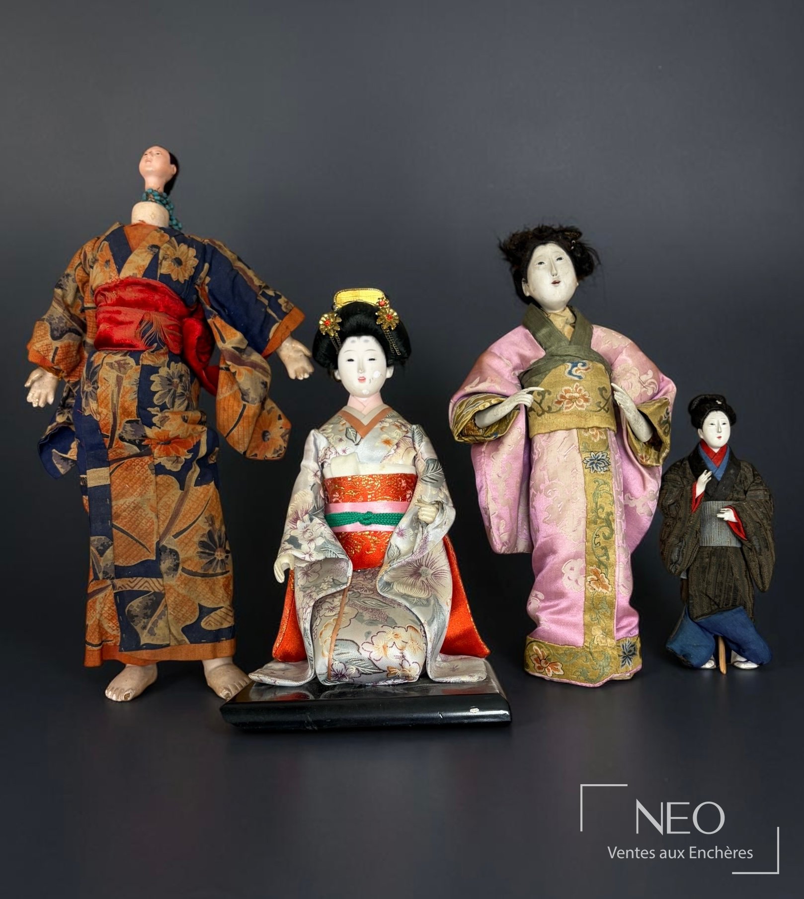 Ensemble de quatre poupées hina ningyo en costumes de soie
