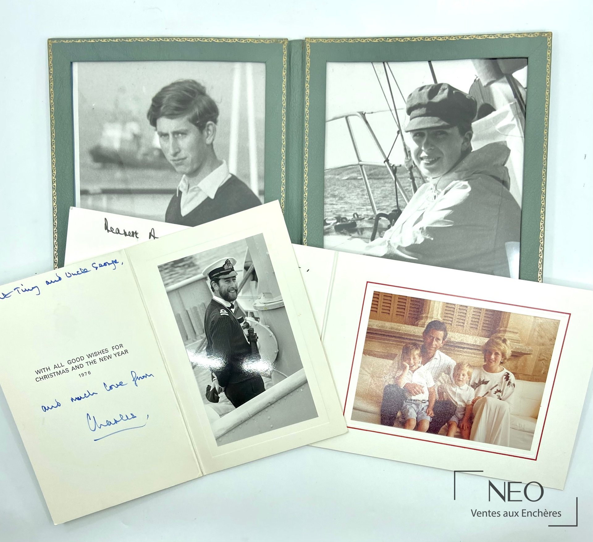 Ensemble de cartes de vœux et photographies du prince Charles présenté ouvert sur fond clair