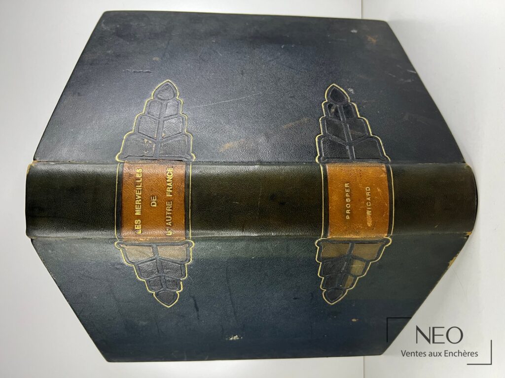 Couverture supérieure noire avec pièces de décor géométrique doré et étiquette de dos