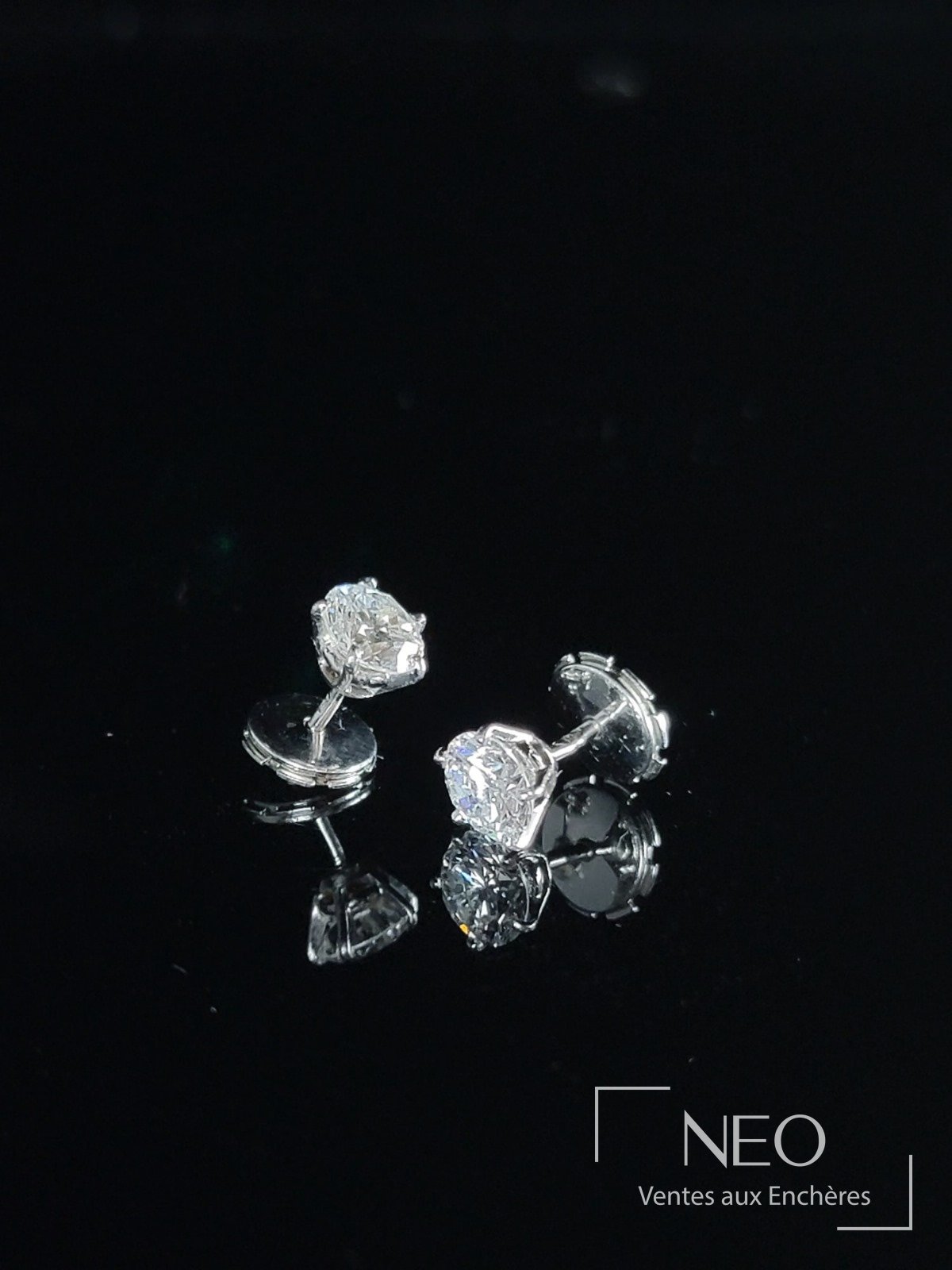 Puces d’oreilles en or gris 18 carats et platine, diamants
