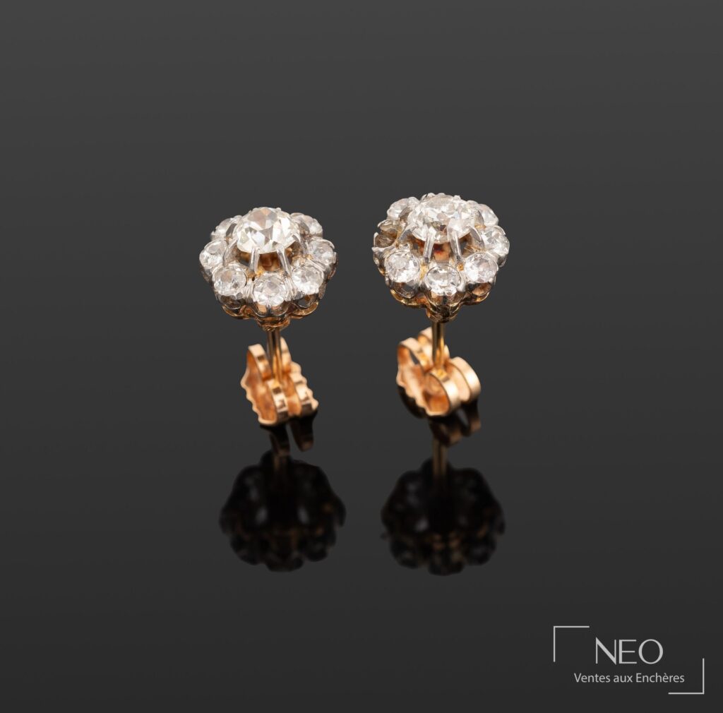 Paire de puces d’oreilles ornées de diamants anciens sur fond sombre