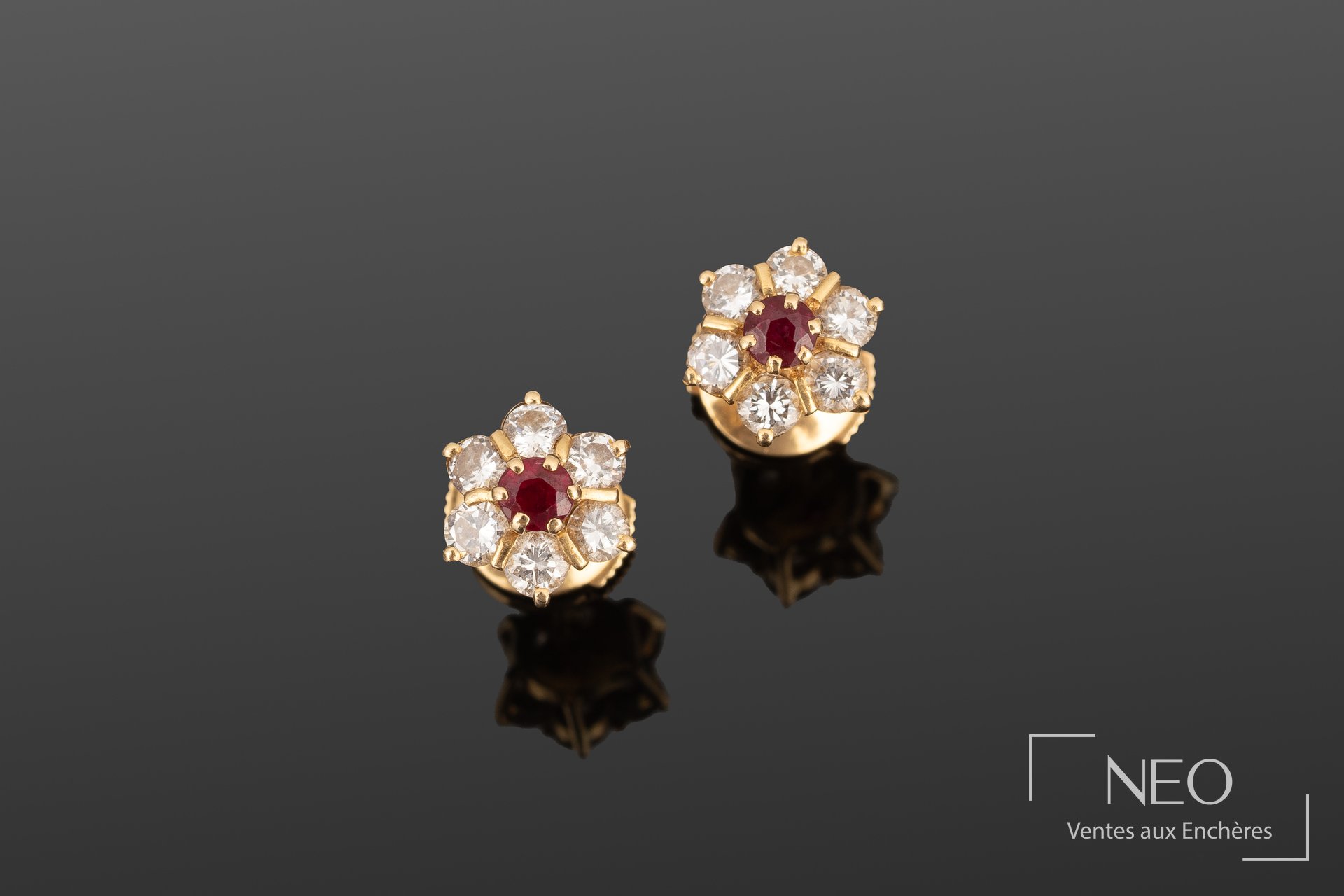Paire de puces d’oreilles marguerite en or jaune 18K, rubis et diamants