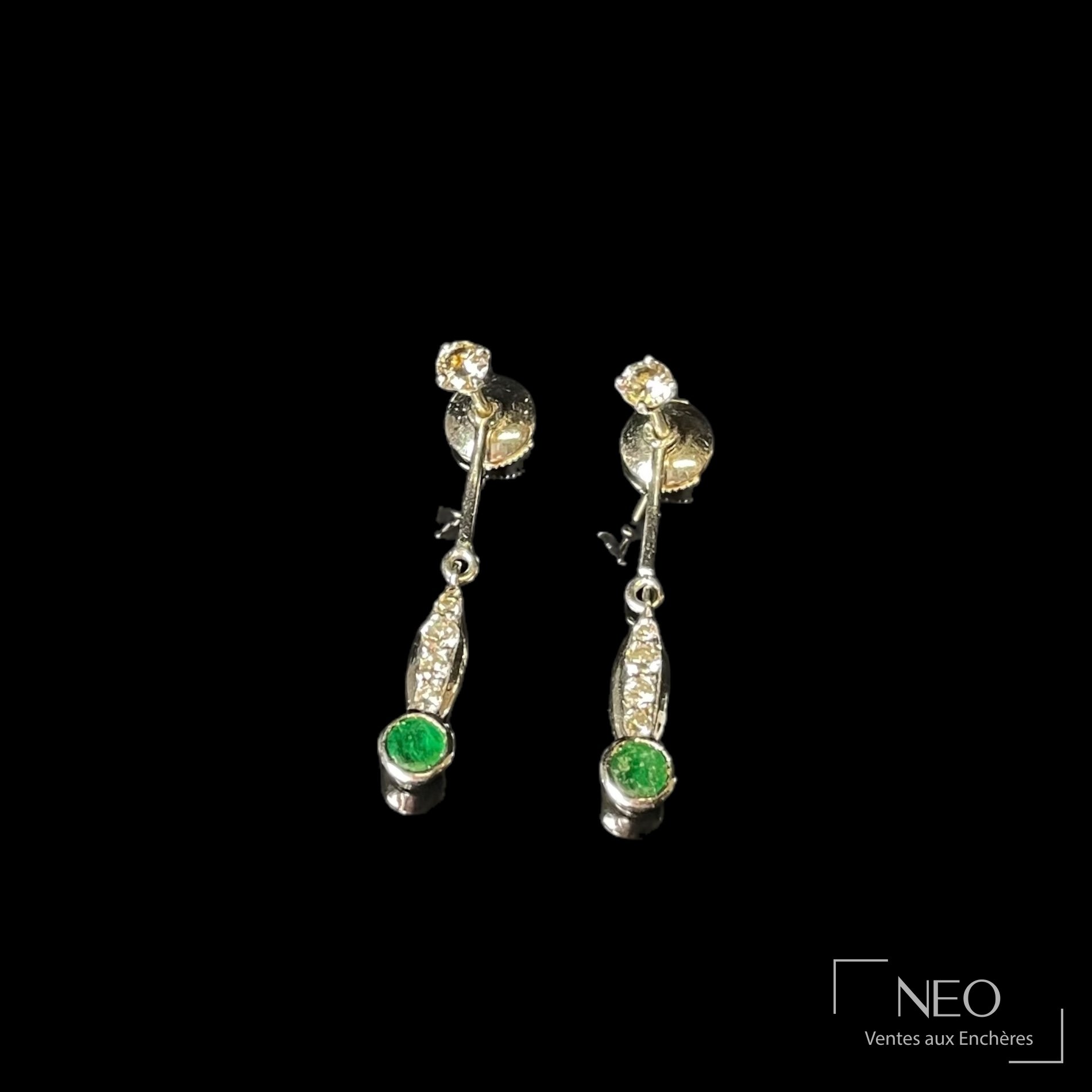 Paire de puces d&rsquo;oreilles en or gris 18 carats, diamants et émeraudes