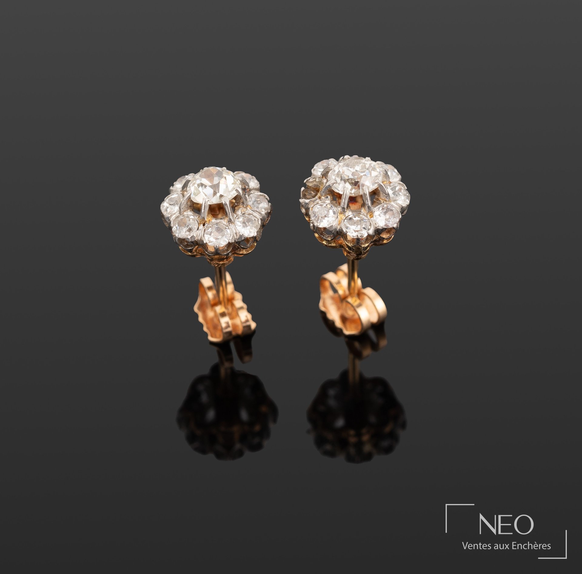 Paire de puces d’oreilles en or jaune et platine serties de diamants anciens