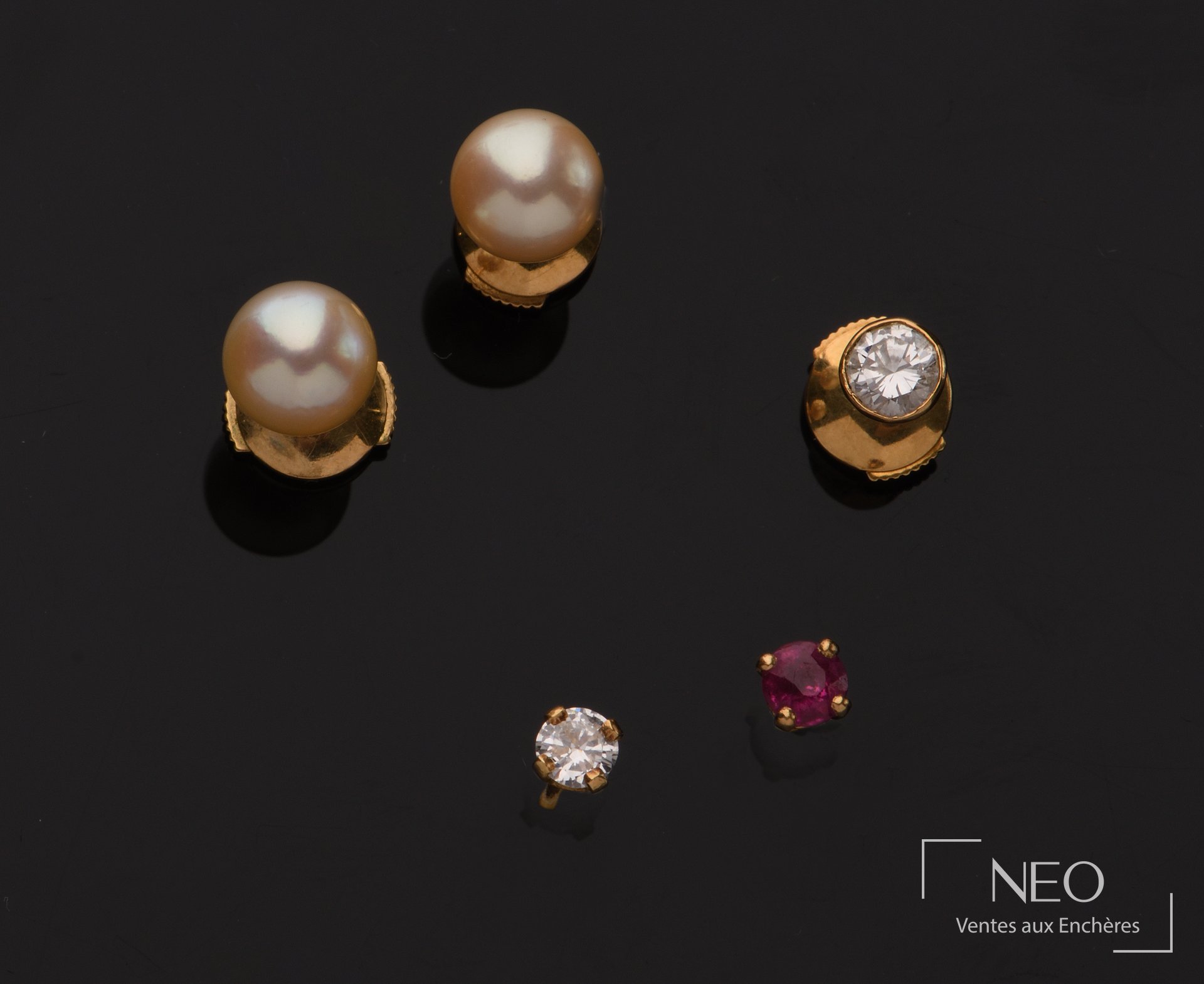 Ensemble de puces d&rsquo;oreilles en or jaune 18 carats et perles