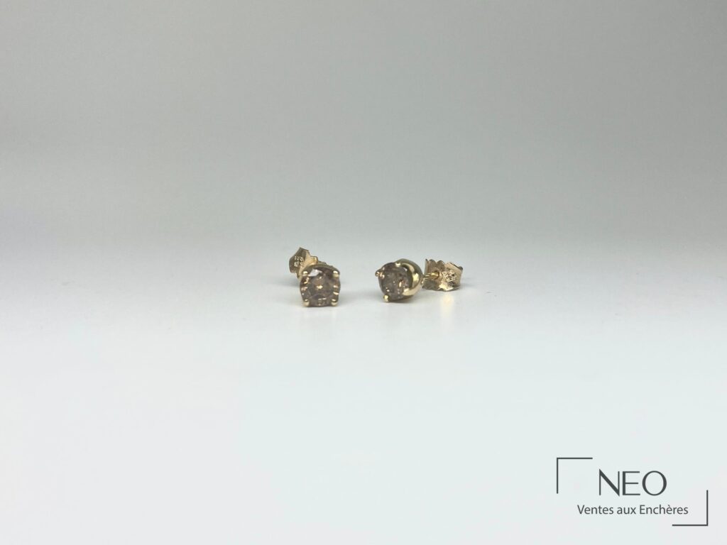 Paire de puces d'oreilles en or jaune avec diamants