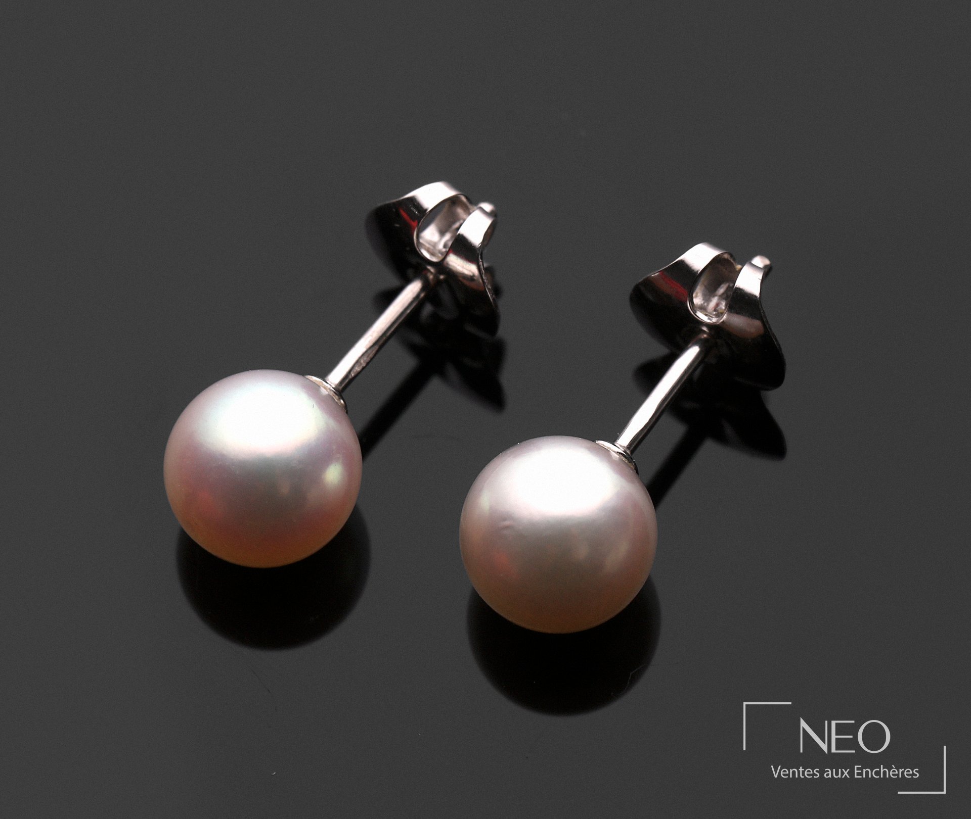Paire de puces d’oreilles en or gris 18 carats et perles de culture blanches