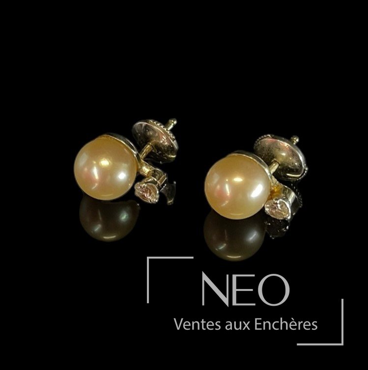Paire de puces d&rsquo;oreilles en or gris 18 carats, perles de culture et diamants
