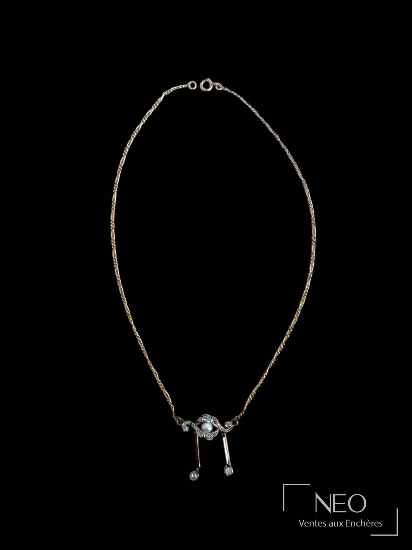Ras de cou en or jaune, or gris et platine, pendentif à diamants et perle de culture