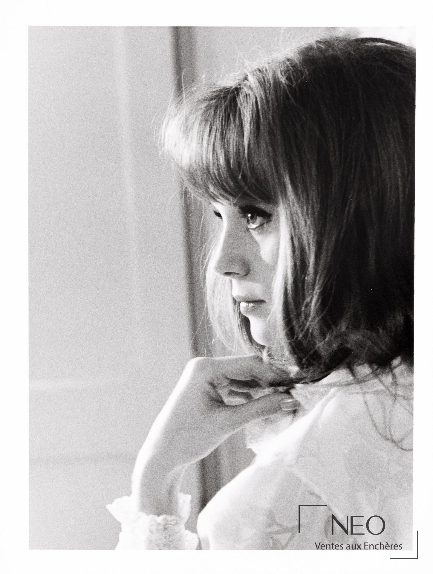 Portrait en noir et blanc de Françoise Dorléac de profil pendant un tournage