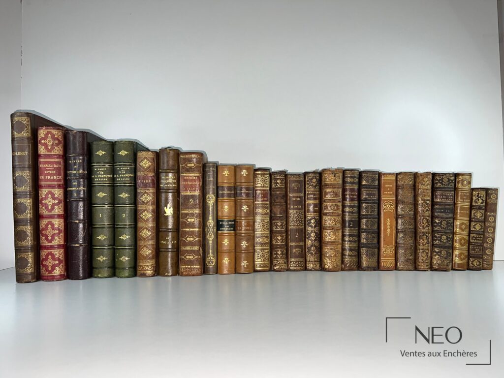 Vue d’ensemble d’un ensemble de livres anciens reliés alignés sur une table