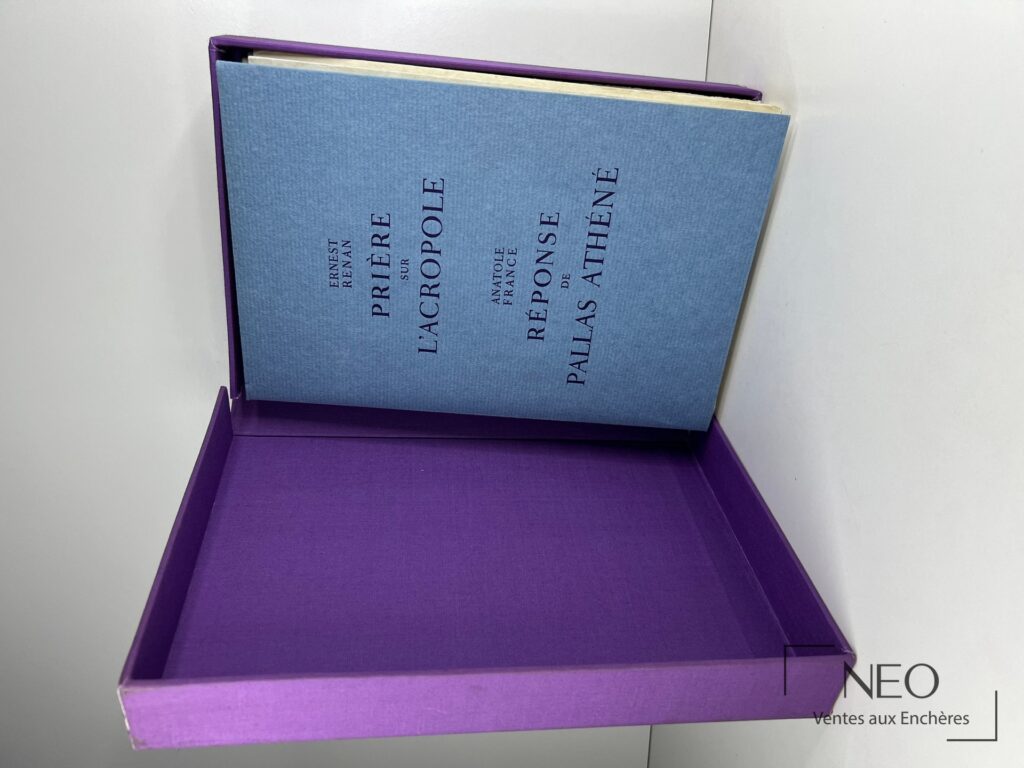 Livre bleu présenté dans son coffret violet