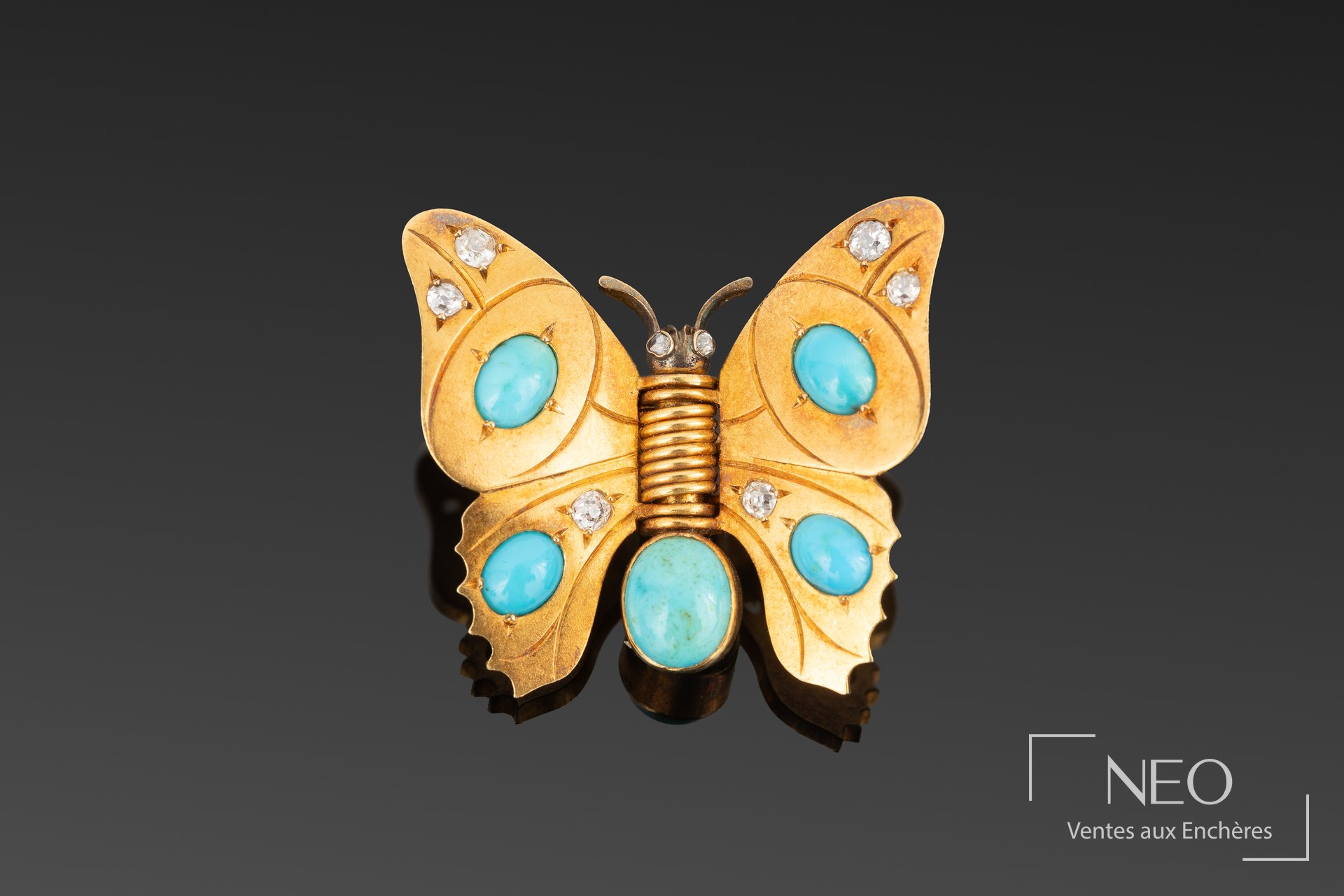 Broche papillon en or jaune ornée de turquoises cabochons et de diamants