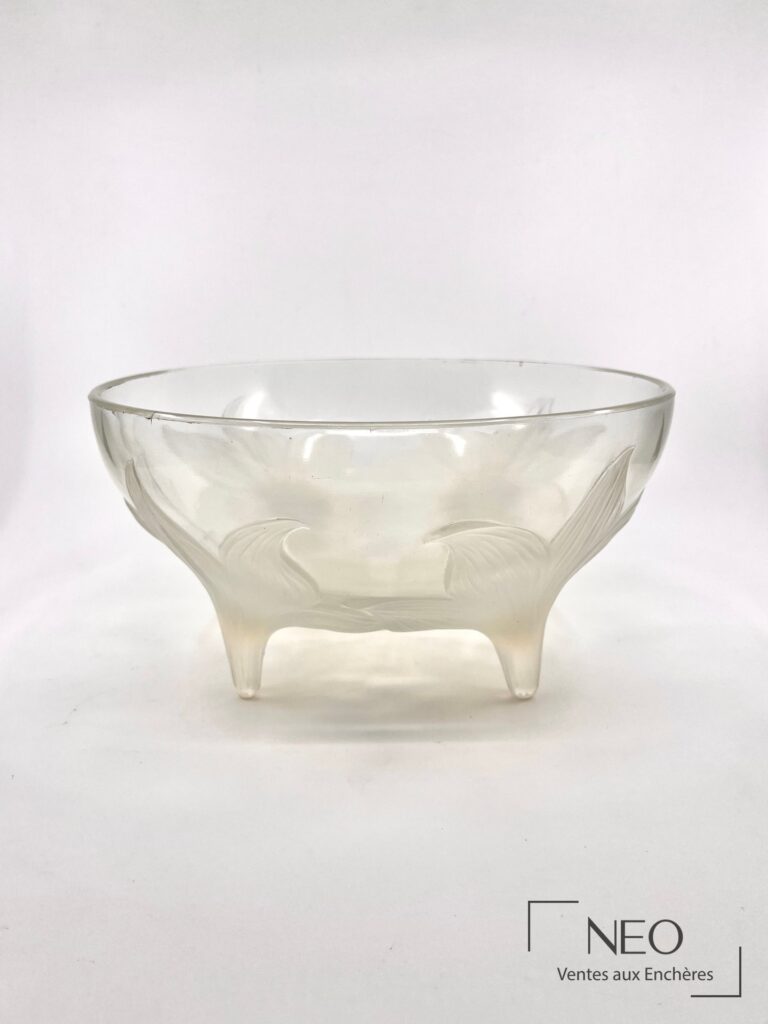 Coupe en verre opalescent à décor de lys