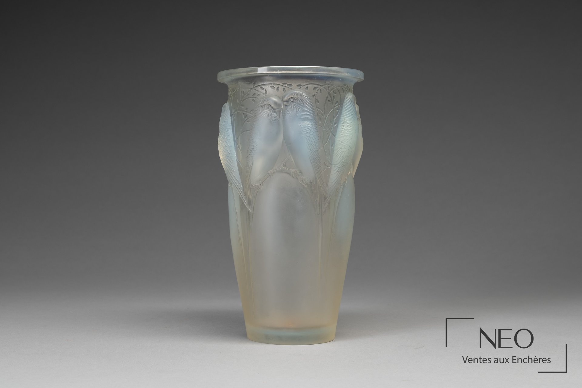 Vase opalescent décoré de perruches et de motifs végétaux