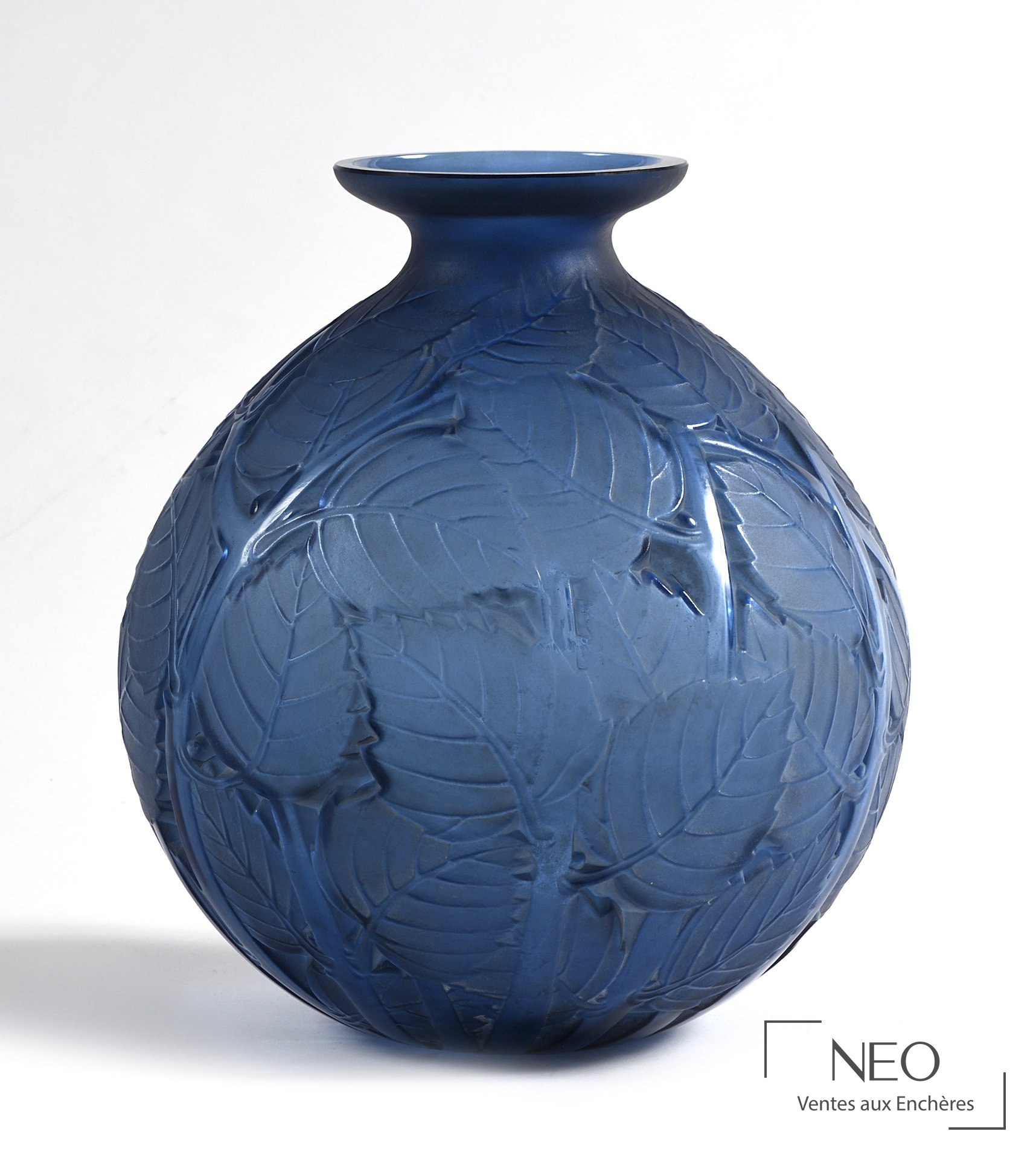 Vase boule bleu à décor de feuilles en vue de face