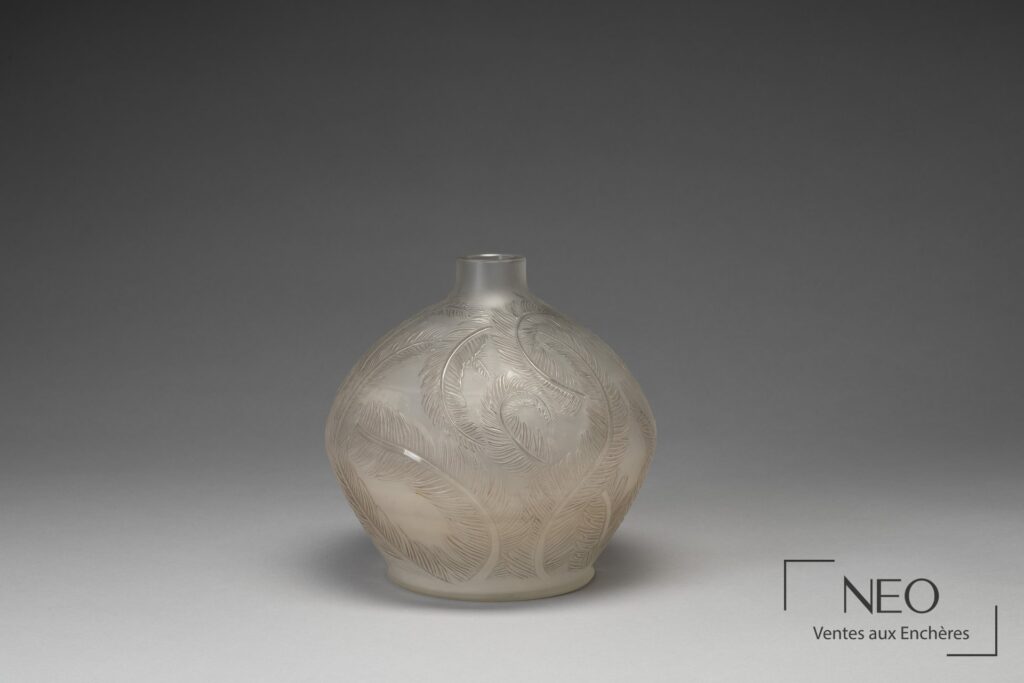 Vase Plumes de René Lalique en verre blanc