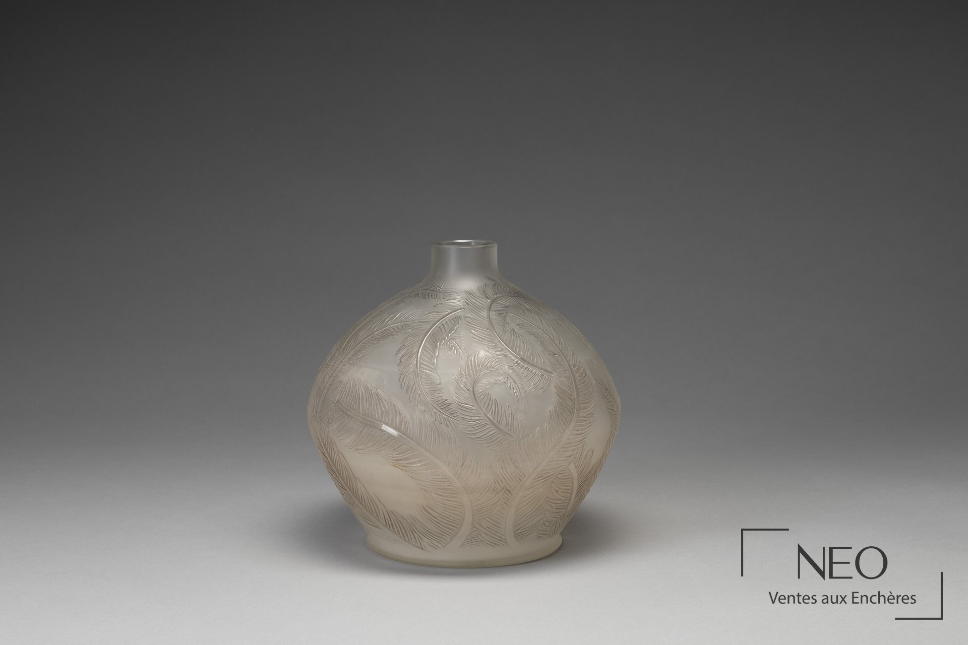 Vase Plumes de René Lalique en verre blanc