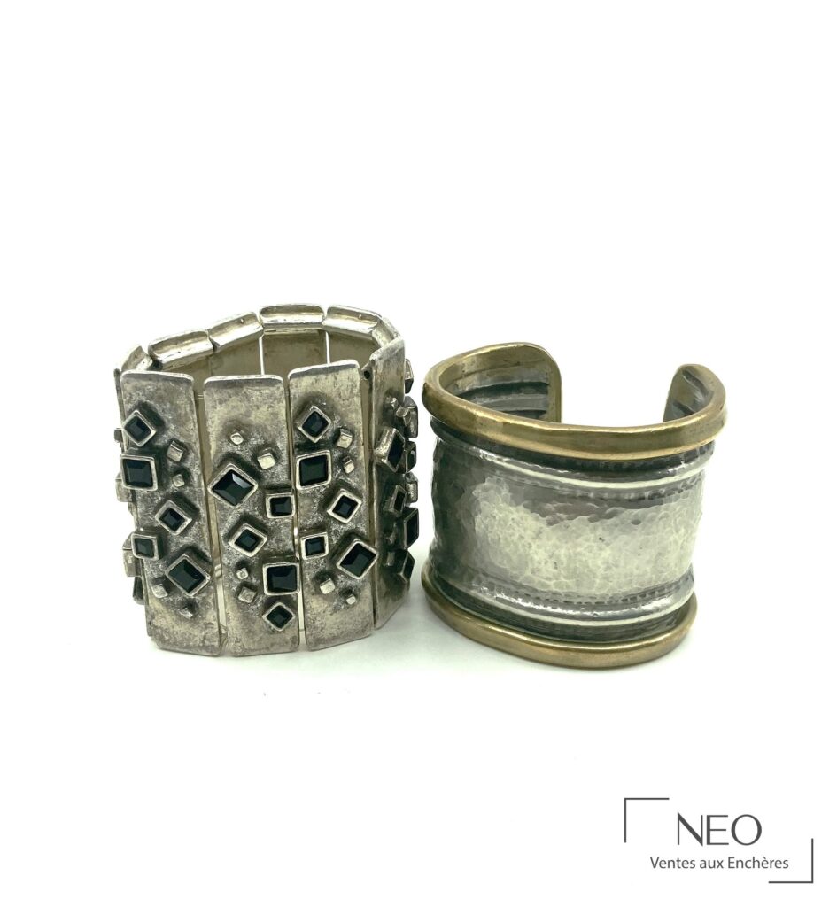 Deux bracelets manchettes en métal argenté et doré