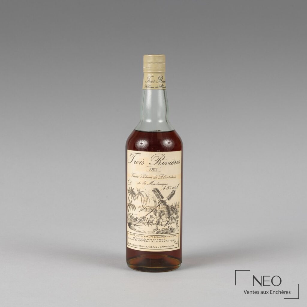 Bouteille de rhum Trois Rivières 1964 vue de face