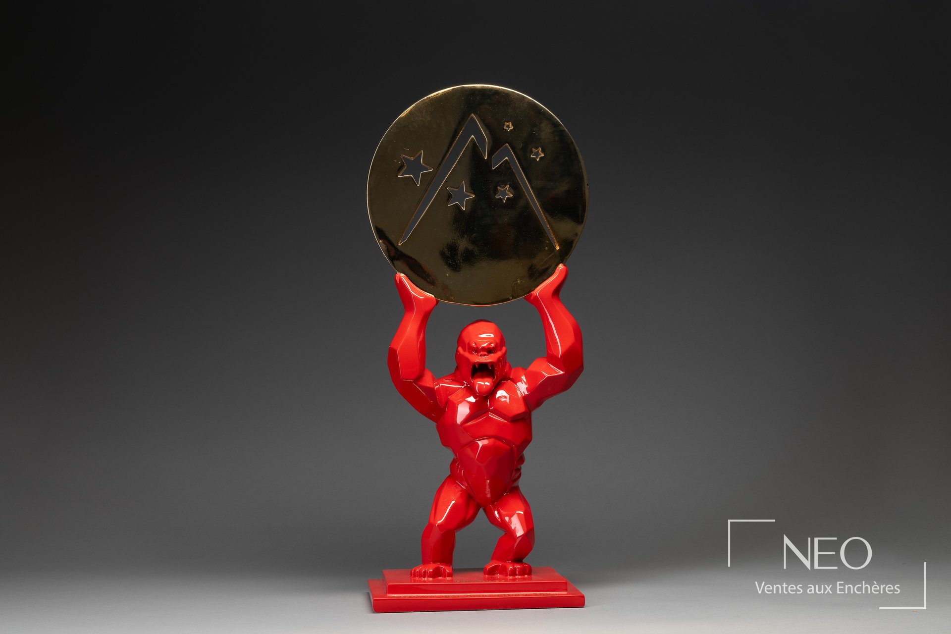 Sculpture Richard Orlinski Kong en résine rouge et disque doré tenu au-dessus de la tête