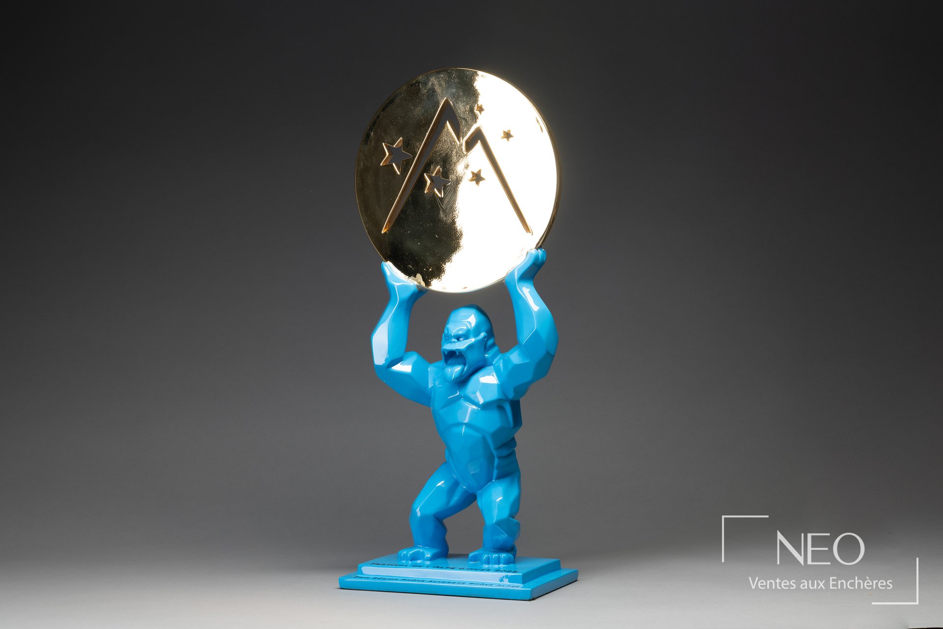 Sculpture Kong bleue de Richard Orlinski avec disque doré tenu au-dessus de la tête