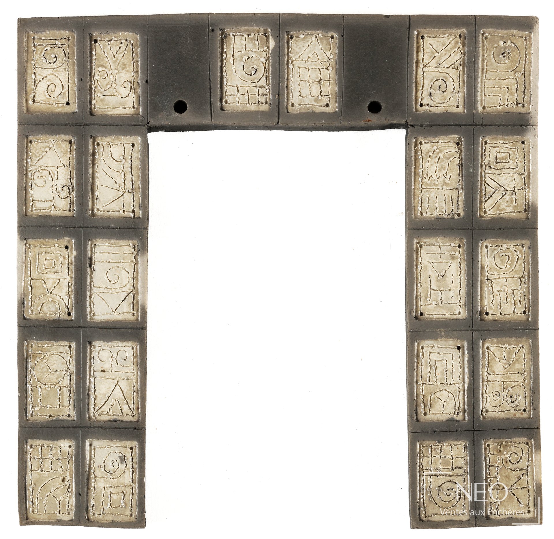 Forme libre en céramique grise avec carreaux émaillés beige gravés de symboles