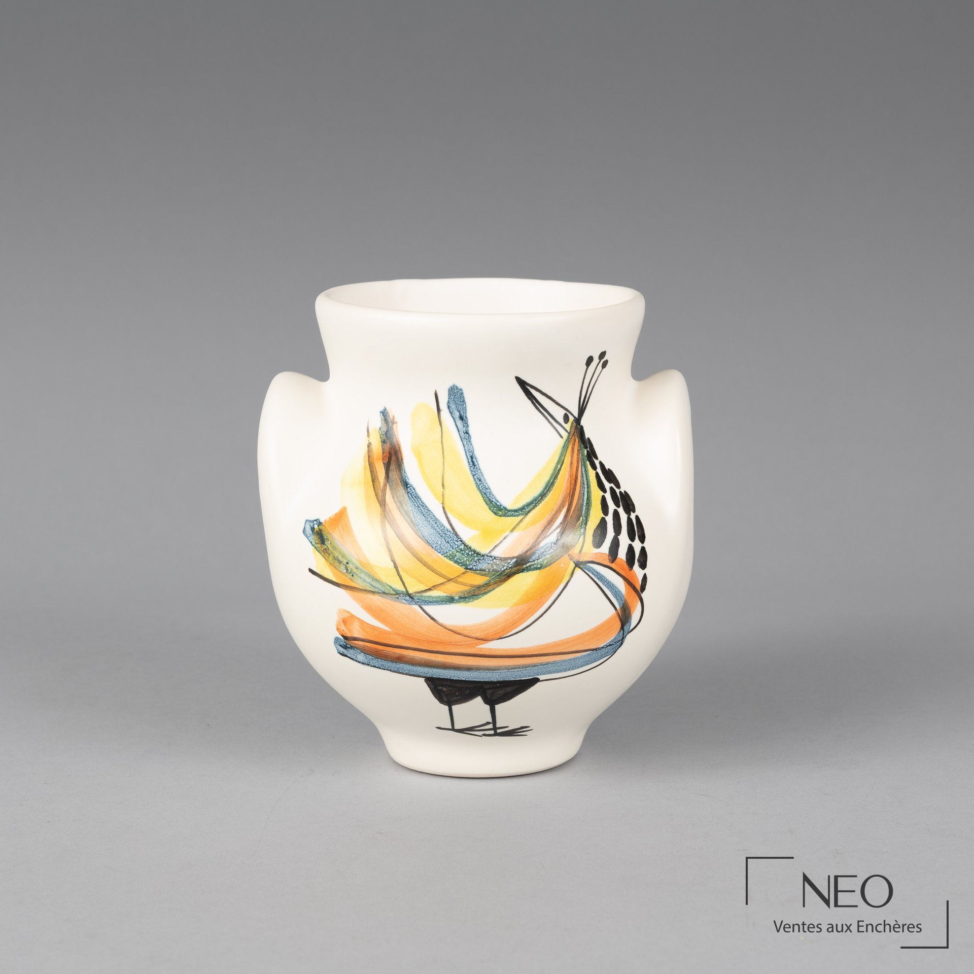 Vase Roger Capron en faïence émaillée polychrome à décor de poule stylisée