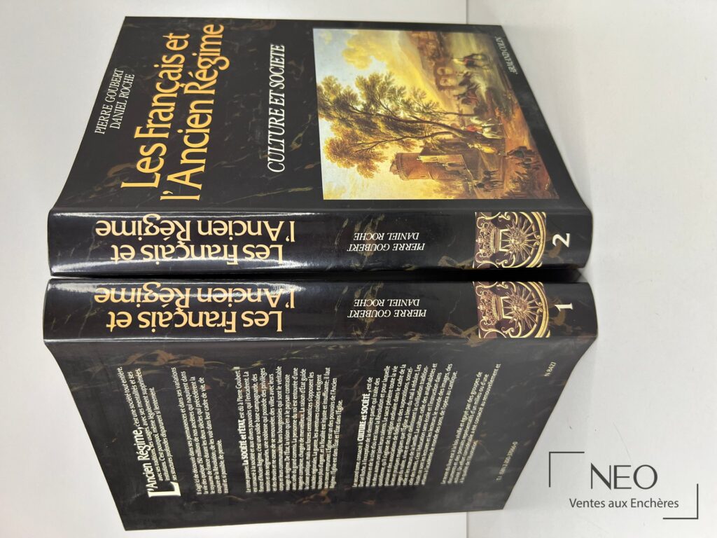 Dos et tranche de deux volumes noirs titrés Les Français et l’Ancien Régime