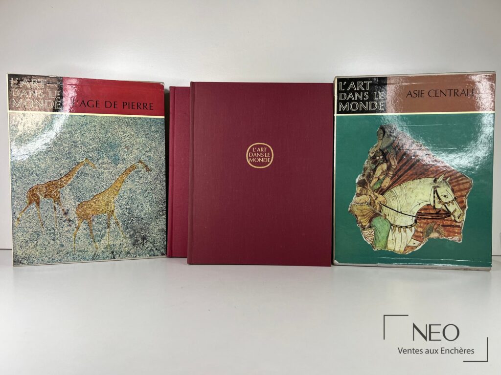 Trois volumes reliés de L Art dans le monde