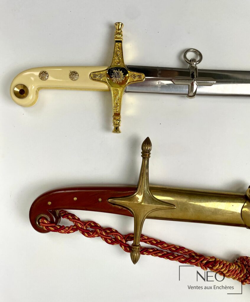 Deux sabres d’officier avec montures dorées et fourreaux