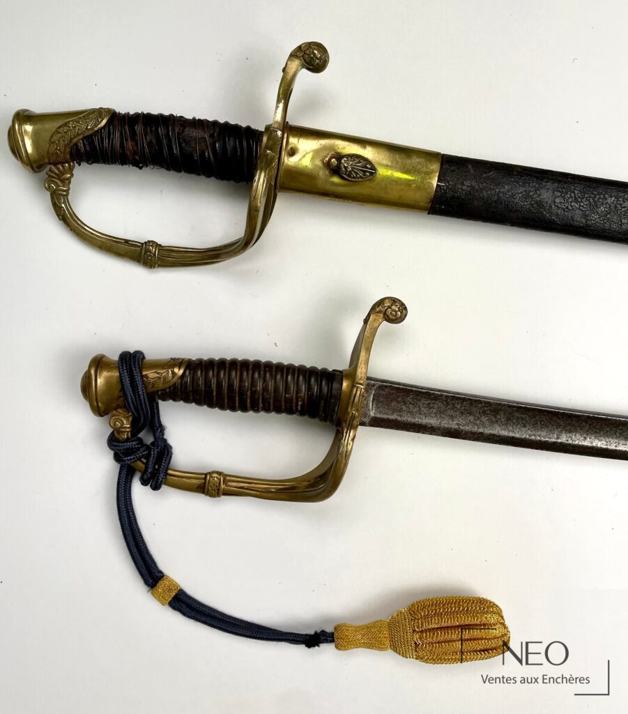 Sabre d’officier d’infanterie avec poignée en laiton et fourreau noir