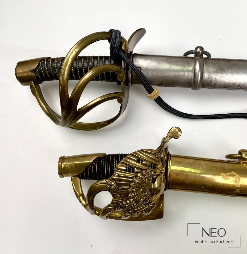 Deux sabres de cavalerie avec leurs gardes